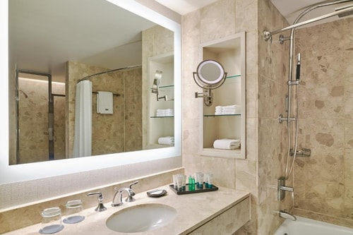 King Room Near Pizzeria Portofino CHI 3 Luxury Bookings