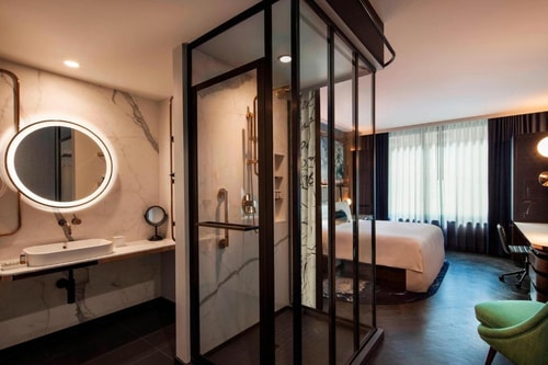 Queen Room Near Ron of Japan CHI 3 Luxury Bookings