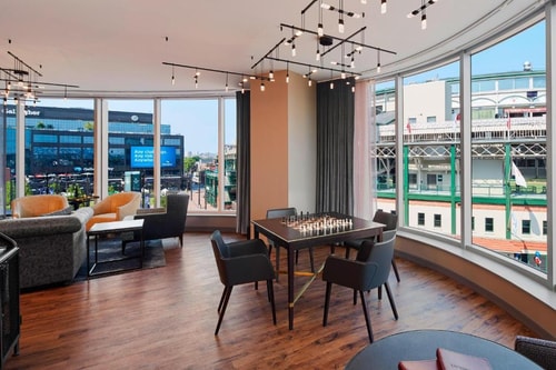 Queen Room Near McDonalds Chi 4 Luxury Bookings