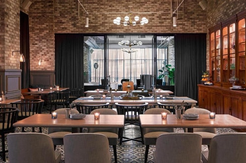 Queen Room Near McDonalds Chi 5 Luxury Bookings