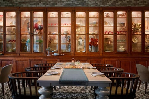 Queen Room Near McDonalds Chi 6 Luxury Bookings