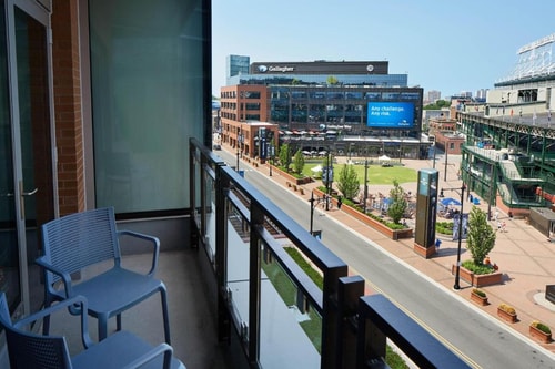 Queen Room Near McDonalds Chi 12 Luxury Bookings
