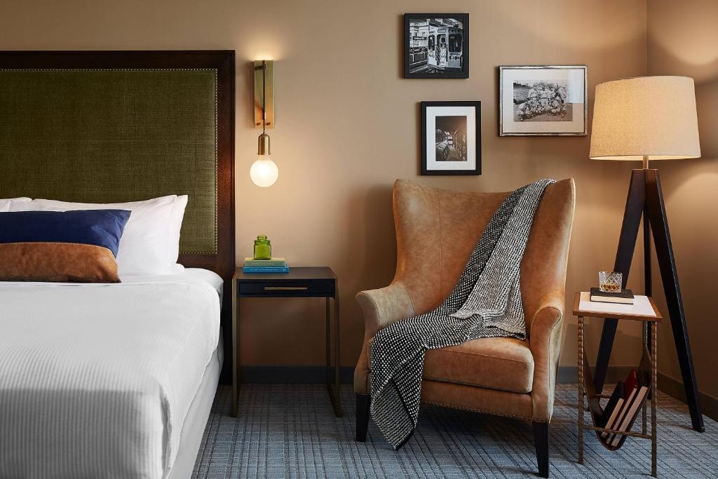 Queen Room Near McDonalds Chi Luxury Bookings