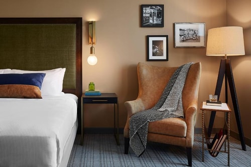 Queen Room Near McDonalds Chi Luxury Bookings