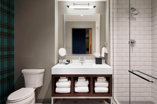 Queen Room Near McDonalds Chi 3 Luxury Bookings