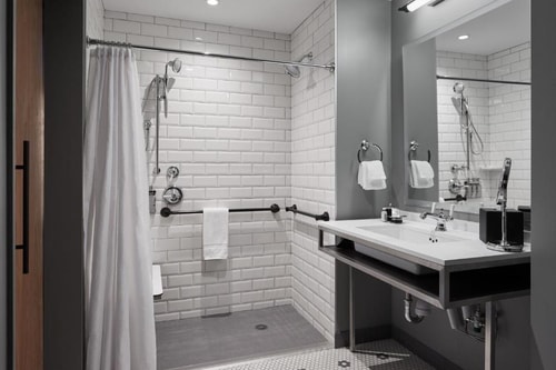 Queen Room Near McDonalds Chi 2 Luxury Bookings