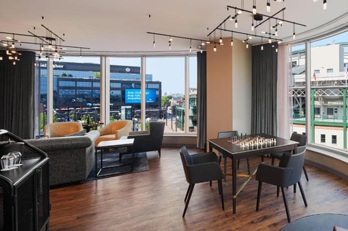 Queen Room Near McDonalds Chi 9 Luxury Bookings