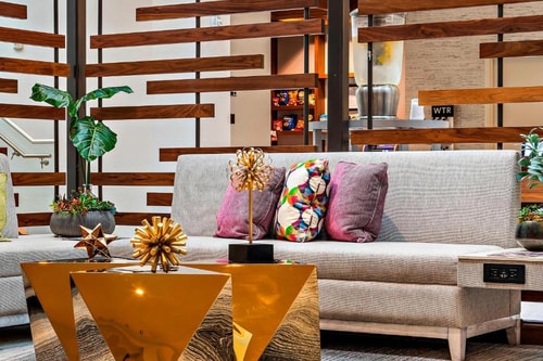 King Room Near Bob Carr Theater ORL 5 Luxury Bookings