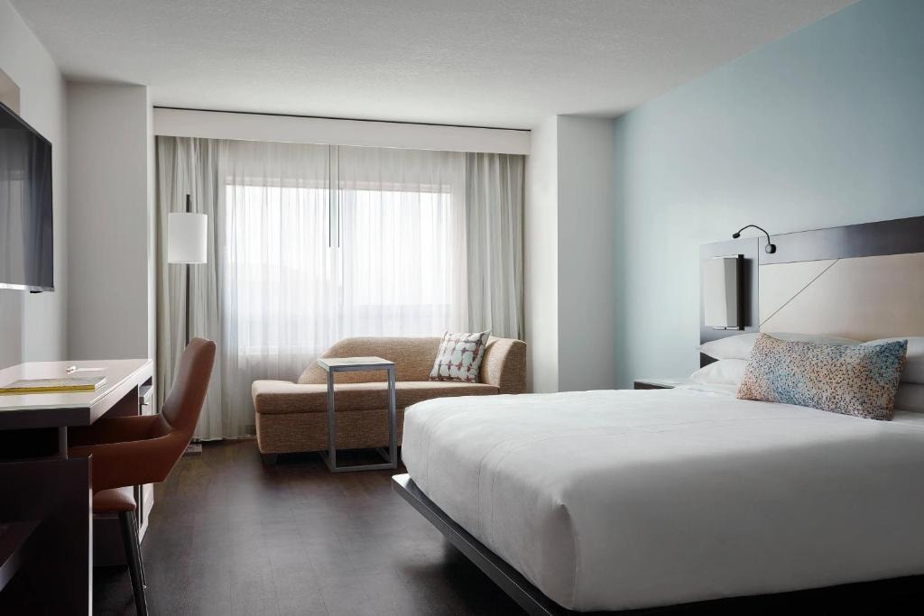 King Room Near Bob Carr Theater ORL Luxury Bookings