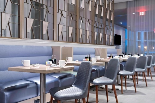 King Room Near Bob Carr Theater ORL 11 Luxury Bookings