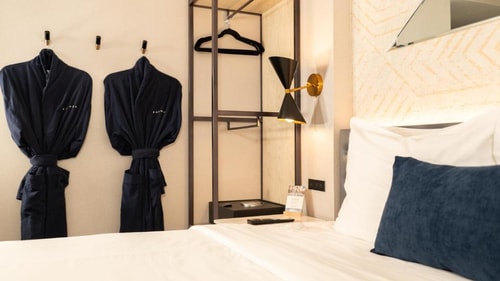 Queen Room Near Mercato NYC 4 Luxury Bookings