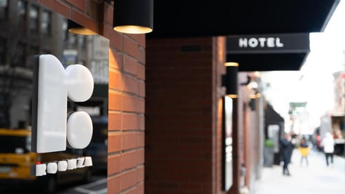 Queen Room Near Mercato NYC 7 Luxury Bookings