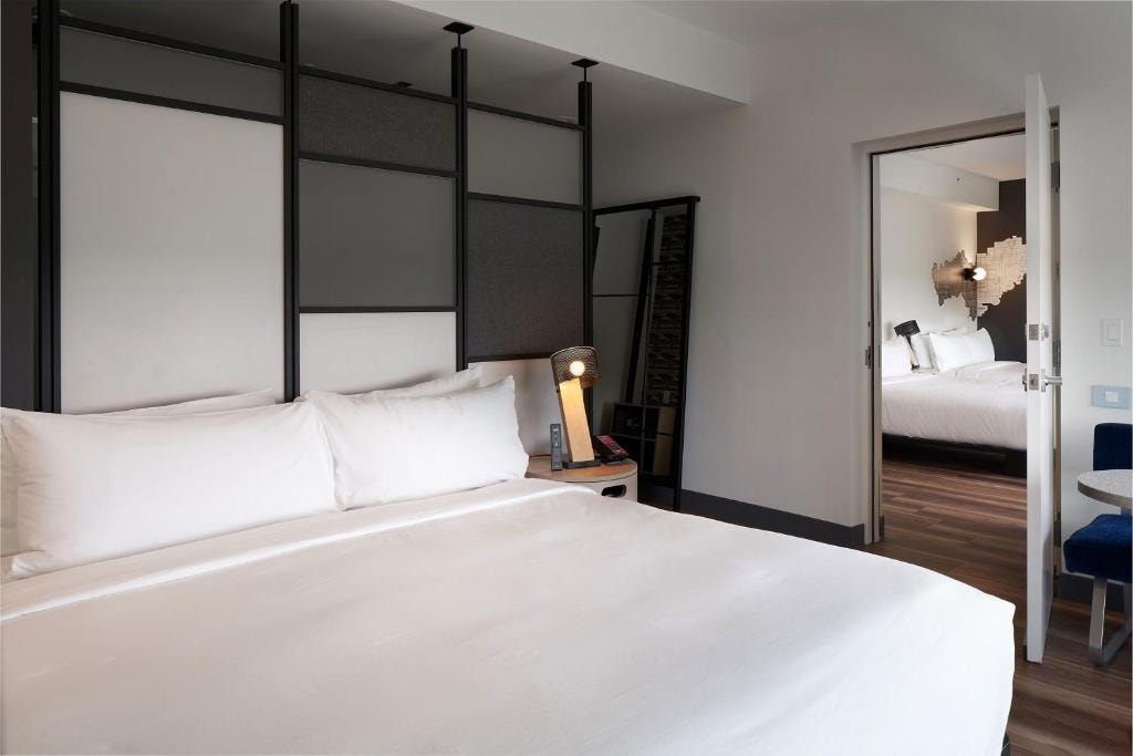 King Room Near Tennis Court by Luxury Bookings ORL Luxury Bookings