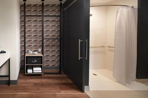 King Room Near Tennis Court by Luxury Bookings ORL 4 Luxury Bookings