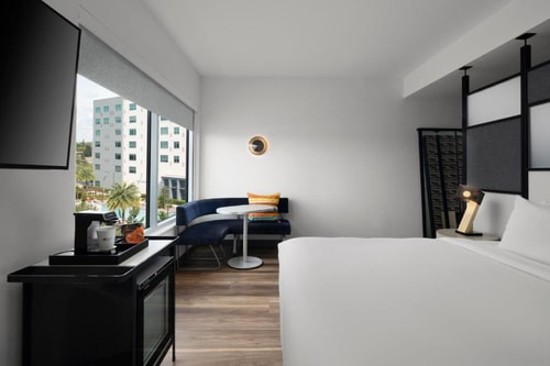 King Room Near Tennis Court by Luxury Bookings ORL 3 Luxury Bookings