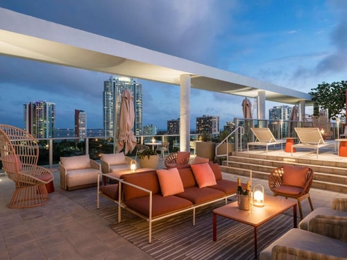 Superior Queen Room Near Simpson Park MIA 11 Luxury Bookings