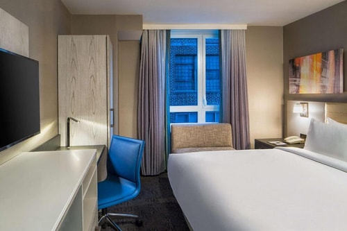 One King Bed Hearing Accessible Near Mercato NYC 2 Luxury Bookings