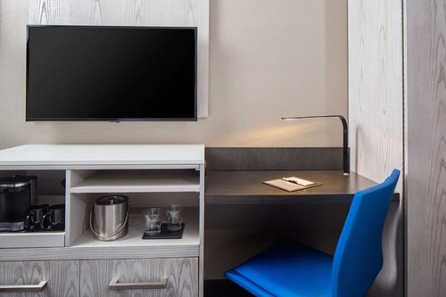 One King Bed Hearing Accessible Near Mercato NYC 3 Luxury Bookings