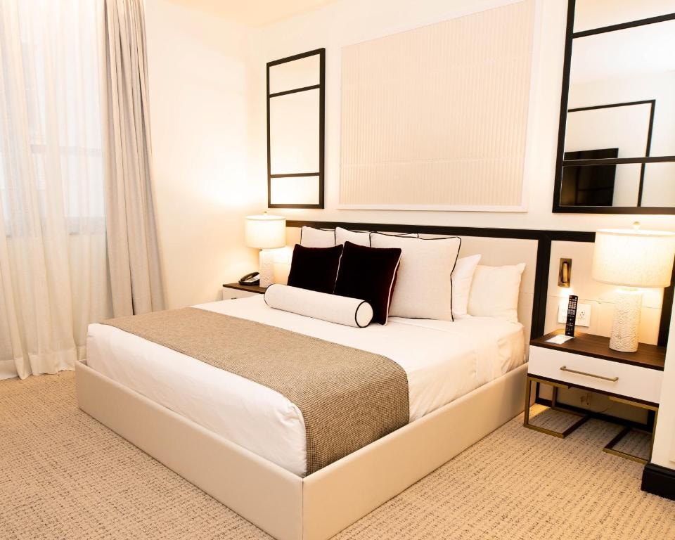 Classic King Room Near Los Tacos NYC Luxury Bookings