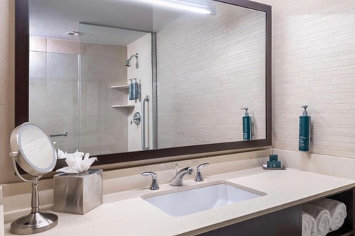 Queen Room Near El Coco NYC 2 Luxury Bookings