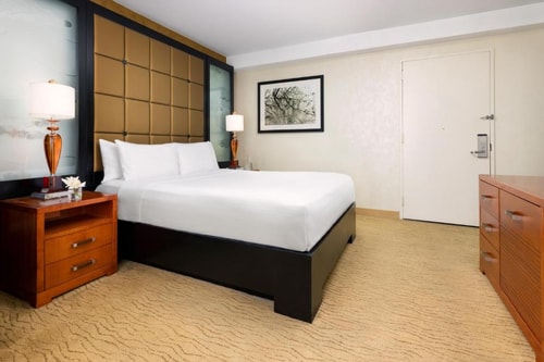 Standard Queen Room Near Bugis Street Resturnt NYC Luxury Bookings