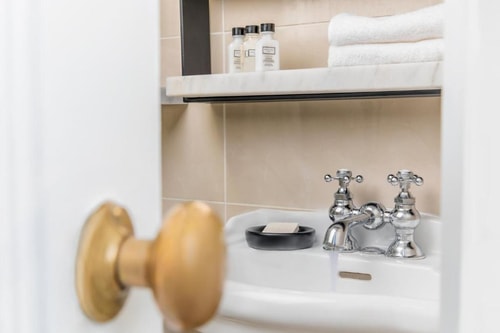 Premium Queen Room Near Old Navy NYC 2 Luxury Bookings