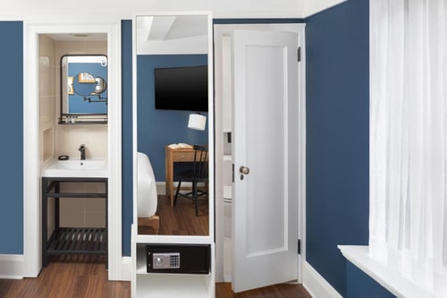 Premium Queen Room Near Old Navy NYC 7 Luxury Bookings