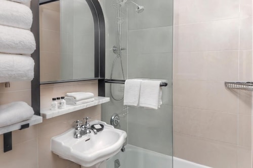 Premium Queen Room Near Old Navy NYC 9 Luxury Bookings