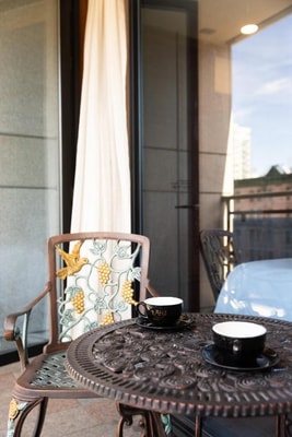 Double Room with Balcony Near Dudleys NYC 3 Luxury Bookings