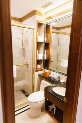 Double Room with Balcony Near Dudleys NYC 5 Luxury Bookings