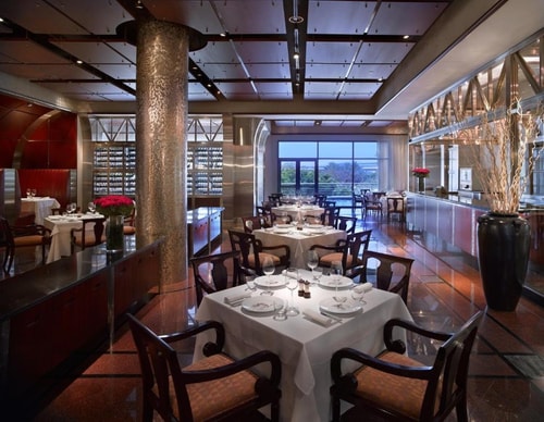 Three Bedroom Apartment Near fashion Club 23 Luxury Bookings