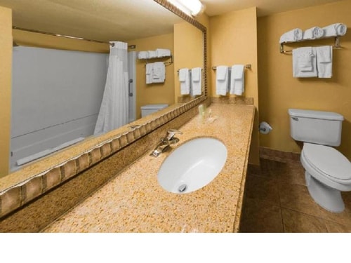 Standard Room Near Machine Gun America ORL 2 Luxury Bookings
