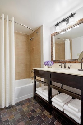 King Room Near Fannys Garden LEES 2 Luxury Bookings