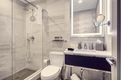 Deluxe Queen Room Near Optima Beauty Supply NYC 5 Luxury Bookings