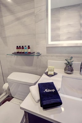 Deluxe Queen Room Near Optima Beauty Supply NYC 6 Luxury Bookings