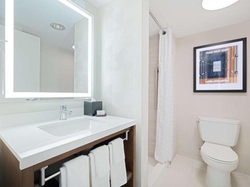 King Room Near Ballys Casino CHI 2 Luxury Bookings