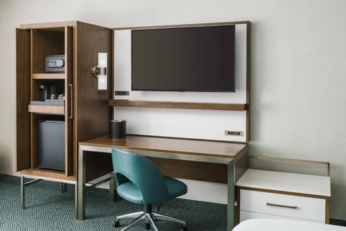 King Room Near Park Lake ORL 2 Luxury Bookings