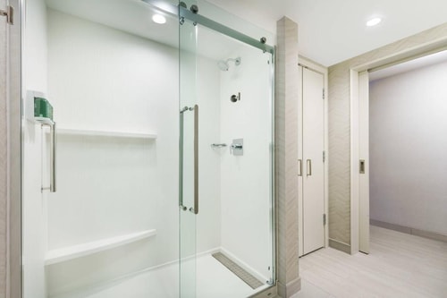 King Room Near Park Lake ORL 6 Luxury Bookings