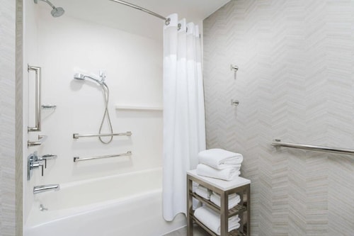 King Room Near Park Lake ORL 7 Luxury Bookings