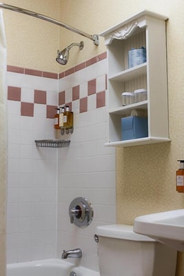 Standard Queen Room Near Huas Accupuncture CHI 5 Luxury Bookings