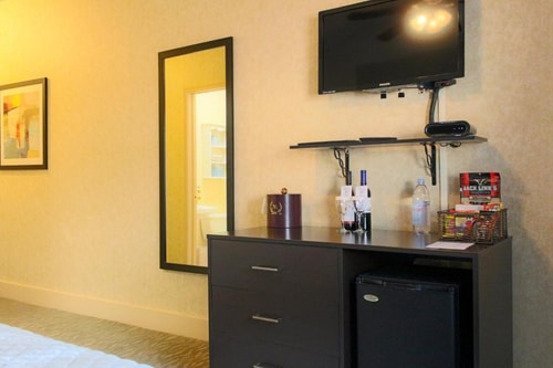 Standard Queen Room Near Huas Accupuncture CHI 4 Luxury Bookings