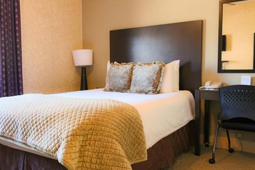 Standard Queen Room Near Huas Accupuncture CHI 1 Luxury Bookings