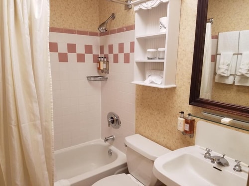 Standard Queen Room Near Huas Accupuncture CHI 6 Luxury Bookings