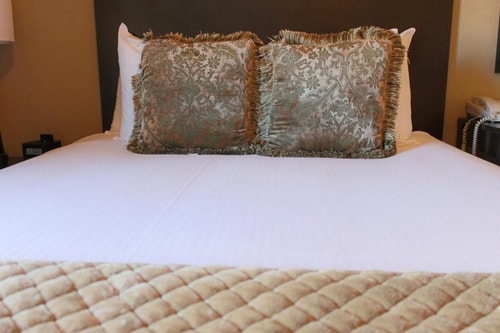 Standard Queen Room Near Huas Accupuncture CHI 3 Luxury Bookings