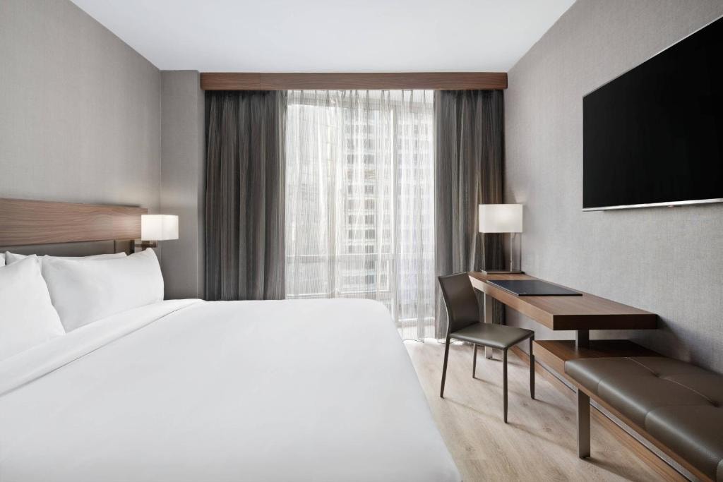 King Guest Room Near Watermark NYC Luxury Bookings