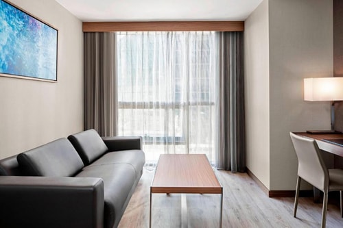 King Guest Room Near Watermark NYC 13 Luxury Bookings