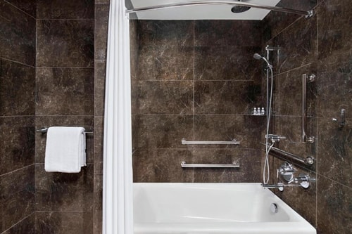 King Guest Room Near Watermark NYC 2 Luxury Bookings