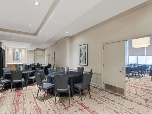 King Room Near Roast A Rama CHI 8 Luxury Bookings