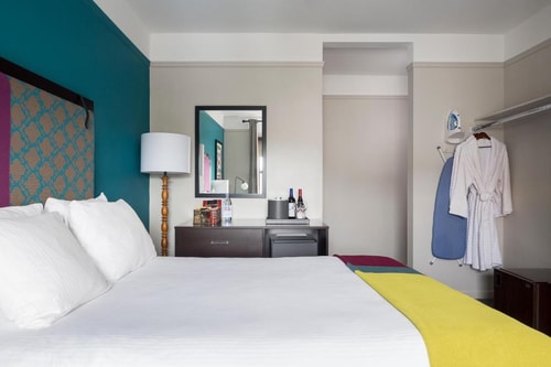 Queen Room Near  Pedestrian Coffee CHI 1 Luxury Bookings