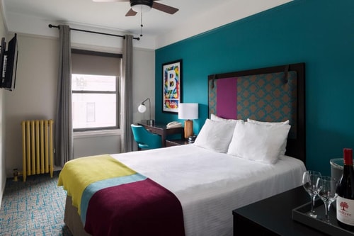 Queen Room Near  Pedestrian Coffee CHI 2 Luxury Bookings